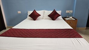 Deluxe Room | Egyptian cotton sheets, premium bedding, free WiFi - Pondy Pleasant Stay (Puducherry)