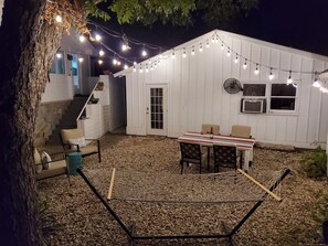 Outdoor dining - TXST Hideaway nestled near the San Marcos River (San Marcos)