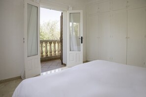 4 bedrooms, in-room safe, iron/ironing board, travel cot - Can Amanaya: Dream Villa in Cala Jondal, Ibiza (Sant Josep de sa Talaia)