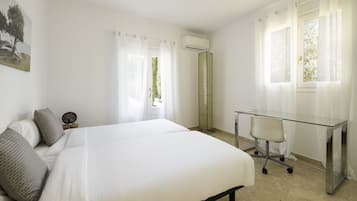 4 chambres, coffres-forts dans les chambres, fer et planche à repasser
