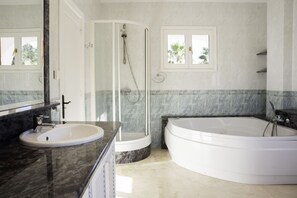 Douche, baignoire à jets, sèche-cheveux, serviettes fournies