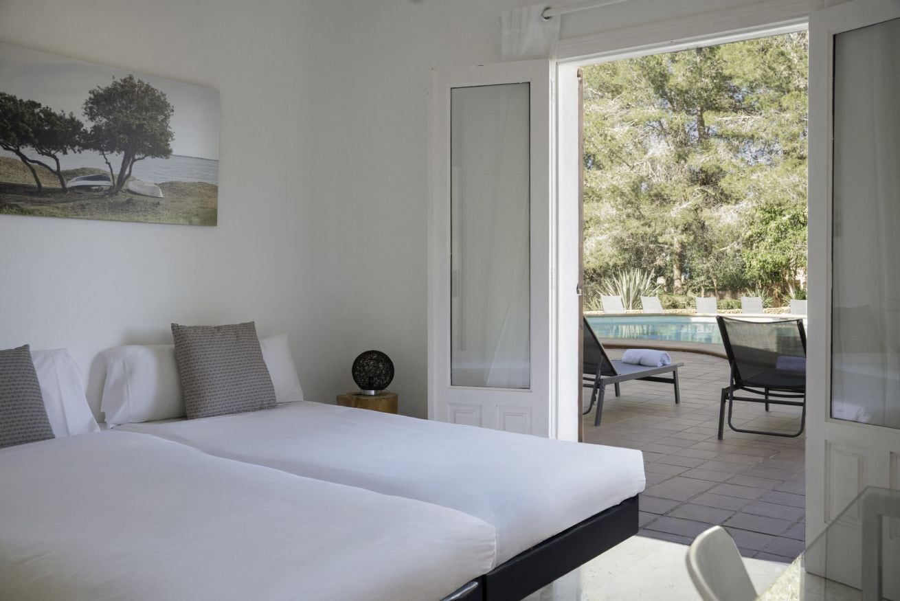 4 makuuhuonetta, tallelokero huoneessa, silitysrauta/-lauta