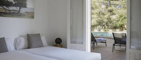 4 makuuhuonetta, tallelokero huoneessa, silitysrauta/-lauta