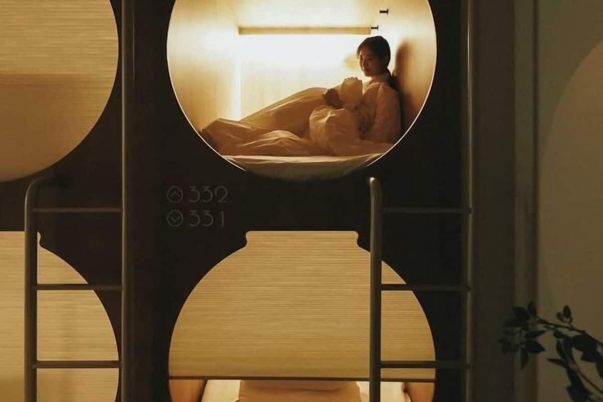 Caja de seguridad en la habitación y espacio para trabajar con laptop