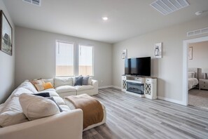 Smart TV, fireplace