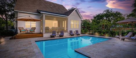 حمّام سباحة مُدفَّأ