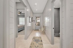 4 slaapkamers, een strijkplank/strijkijzer, gratis wifi, beddengoed