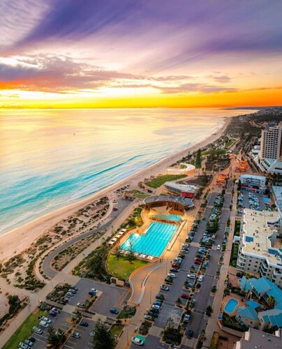 The Scarborough Beach House - 500m from the Beach