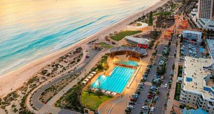The Scarborough Beach House - 500m from the Beach