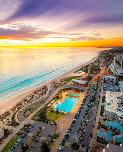 The Scarborough Beach House - 500m from the Beach