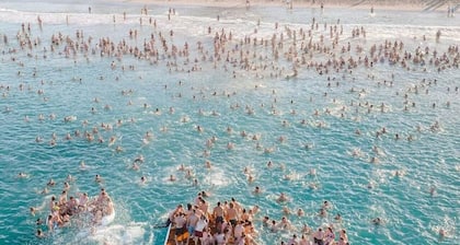 The Scarborough Beach House - 500m from the Beach