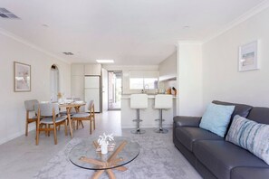 Smart TV - Maylands Riverside City Retreat (Maylands)