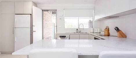 Réfrigérateur, four à micro-ondes, un four, surface de cuisson