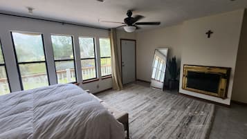 4 slaapkamers, een bureau, een strijkplank/strijkijzer, reisbedje