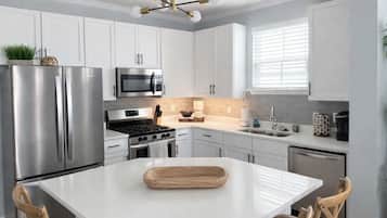 Geladeira, micro-ondas, fogão, cooktop