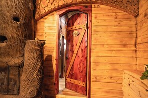 Exterior detail - The Lakeside Lodge On 3 Acres - Sleeps 20 - 1 Minute Walk to Lake - Pet Friendly (Bullard)