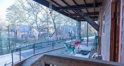 The Lakeside Lodge On 3 Acres - Sleeps 20 - 1 Minute Walk to Lake - Pet Friendly