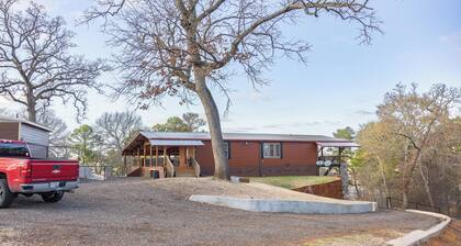 The Lakeside Lodge On 3 Acres - Sleeps 20 - 1 Minute Walk to Lake - Pet Friendly