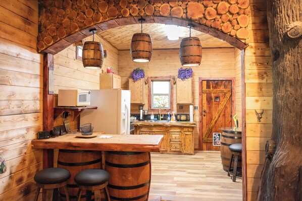 Private kitchen - The Lakeside Lodge On 3 Acres - Sleeps 20 - 1 Minute Walk to Lake - Pet Friendly (Bullard)