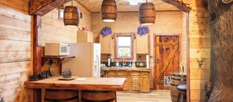 The Lakeside Lodge On 3 Acres - Sleeps 20 - 1 Minute Walk to Lake - Pet Friendly