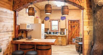 The Lakeside Lodge On 3 Acres - Sleeps 20 - 1 Minute Walk to Lake - Pet Friendly