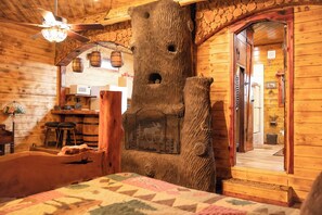 4 bedrooms, iron/ironing board, WiFi, bed sheets - The Lakeside Lodge On 3 Acres - Sleeps 20 - 1 Minute Walk to Lake - Pet Friendly (Bullard)