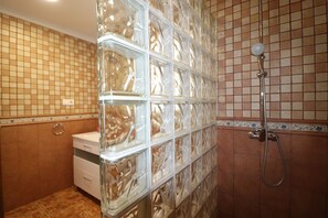 Dusche, Haartrockner, Handtücher