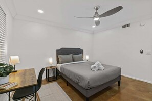 1 bedroom, desk, iron/ironing board, WiFi - SOCO OASIS | The Perfect Location | Free Pkg (Austin)