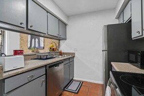 Fridge, microwave, oven, stovetop - SOCO OASIS | The Perfect Location | Free Pkg (Austin)