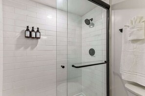 Douche, sĂšche-cheveux, serviettes fournies, shampoing