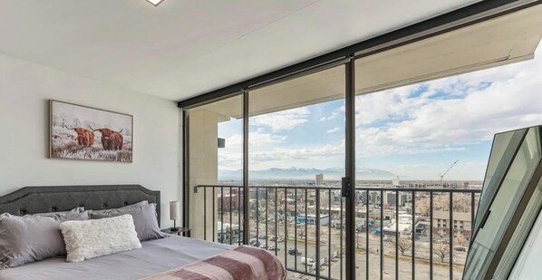 1 habitación, escritorio, tabla de planchar con plancha y wifi 