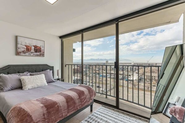 1 bedroom, desk, iron/ironing board, WiFi