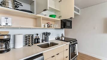 Réfrigérateur, micro-ondes, four, plaque de cuisson