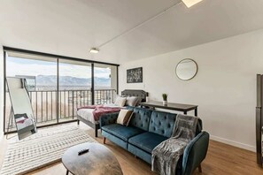 TV, fireplace - Downtown Mountain Views Fire pit Free Pkg, Gym (Salt Lake City)