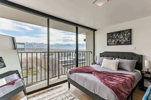 1 bedroom, desk, iron/ironing board, WiFi - Modern Mountain View Downtown Oasis Free Pkg, Gym (Salt Lake City)