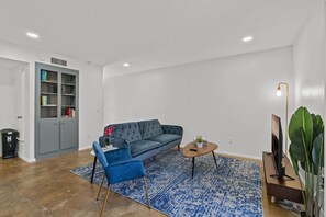 TV, offices - SOCO Downtown View I Free Pkg (Austin)