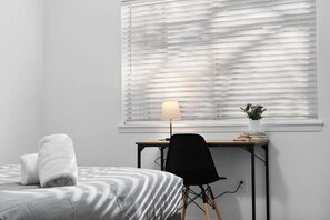 1 makuuhuone, työpöytä, silitysrauta/-lauta, Wi-Fi