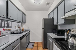 Fridge, microwave, oven, stovetop - Urban Nest The Perfect Location Free Pkg (Austin)