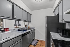 Fridge, microwave, oven, stovetop - Urban Nest The Perfect Location Free Pkg (Austin)