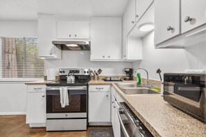 Kylskåp, mikrovågsugn, ugn och spishäll