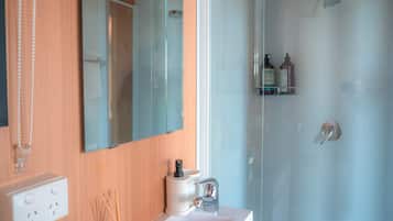 Douche, sĂšche-cheveux, serviettes fournies