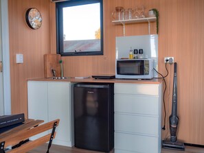 Réfrigérateur, micro-ondes, plaque de cuisson, grille-pain