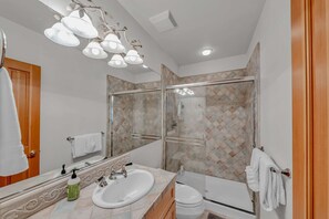 Chuveiro, toalhas de banho