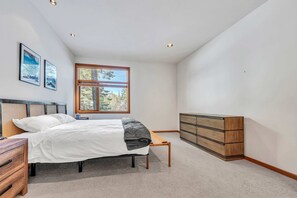 4 bedrooms, desk, WiFi, bed sheets