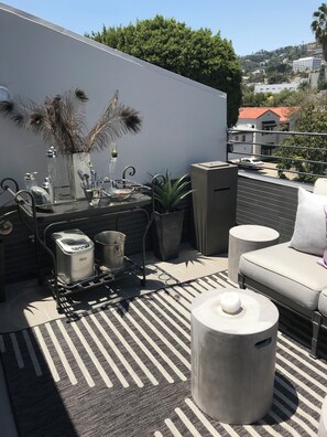 Property grounds - Upscale,3 bedroom condo- panoramic Hollywood Hill views - vibrant West Hollywood (West Hollywood)