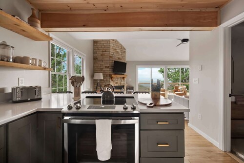 Valley Views, Hot Tub, Deck, Screened Porch & WiFi