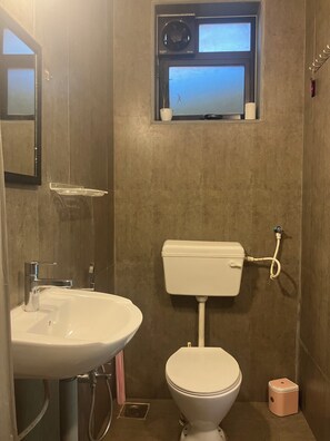 Douche, bidet, serviettes fournies, savon