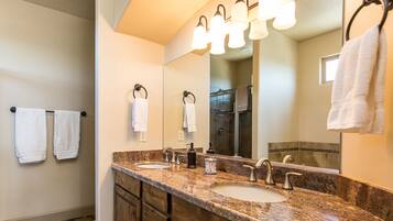 Baignoire à jets, sèche-cheveux, serviettes fournies, savon