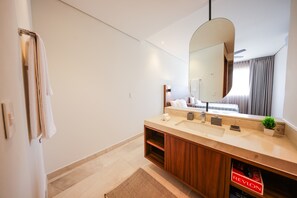 Ducha, secador de pelo y toallas