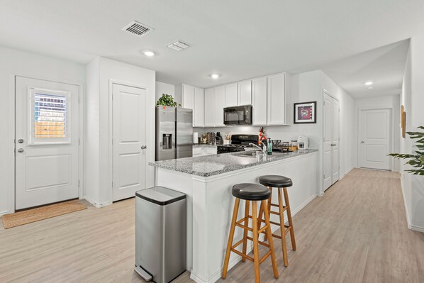 Réfrigérateur, micro-ondes, four, plaque de cuisson